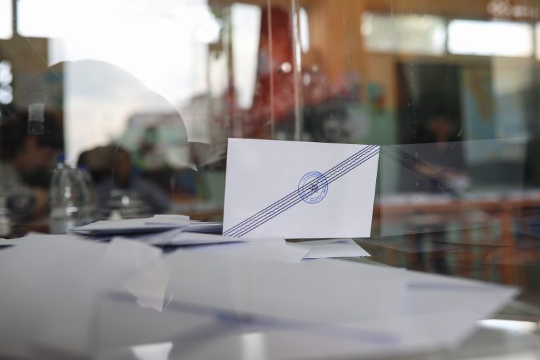 Δημοσκόπηση: Κάτω από τις 20 μονάδες η διαφορά ΝΔ – ΣΥΡΙΖΑ – Ένας στους τέσσερις θέλει τρίτες κάλπες