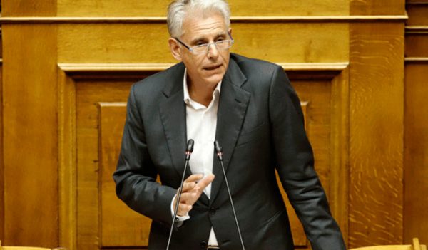 Σπύρος Πνευματικός: Το Twitter «κατακεραυνώνει» την κυνική δήλωση για διαλογή καρκινοπαθών