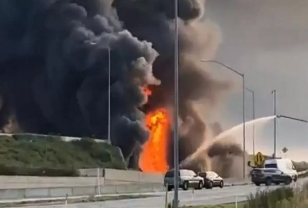 Κατέρρευσε αυτοκινητόδρομος μετά από φωτιά σε βυτιοφόρο (video) – Μακάβριο εύρημα