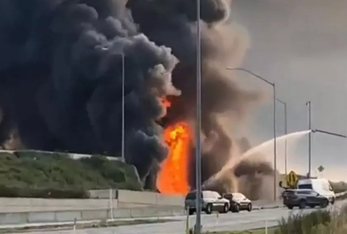 Κατέρρευσε αυτοκινητόδρομος μετά από φωτιά σε βυτιοφόρο (video) - Μακάβριο εύρημα