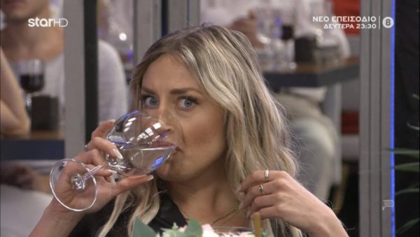 «Είναι φλώρος»: Παίκτρια του First Dates «στολίζει» το ραντεβού της και το Twitter παίρνει φωτιά