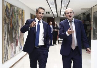 Στο υπουργείο Οικονομικών ο Κυριάκος Μητσοτάκης – Toν υποδέχθηκε ο Χατζηδάκης