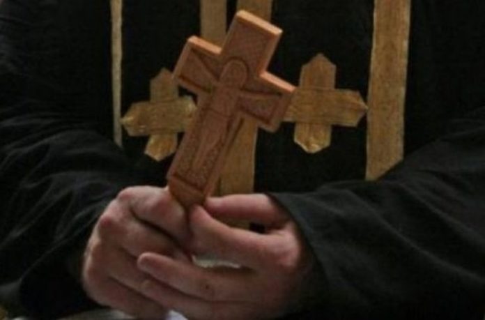 Ιερέας στην Πάτρα έκανε εξορκισμό σε «καταθλιπτική» ασθενή και της έδωσε δίαιτα - «Κινδύνευσα να πεθάνω»