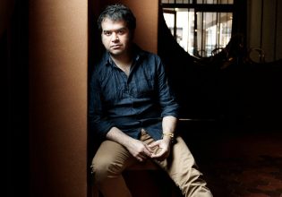 «Τυφλός δρομέας»: Η συγκλονιστική παράσταση του Ιρανού Αμίρ Ρέζα Κουεστάνι στην Πειραιώς 260