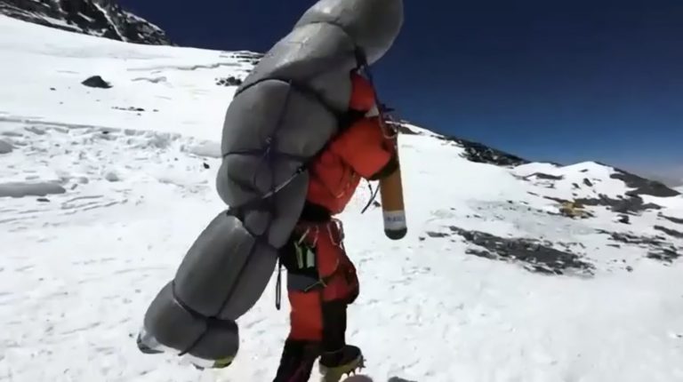 Έβερεστ: Διάσωση ορειβάτη στη «ζώνη θανάτου» που κόβει την ανάσα