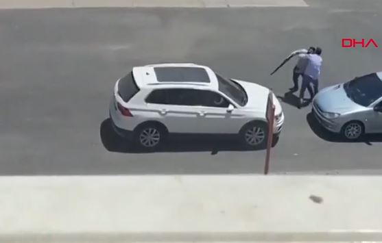 Σοκ στην Τουρκία: 25χρονος σκότωσε στη μέση του δρόμου την πρώην σύζυγο και τον πεθερό του – Προσοχή σκληρό βίντεο