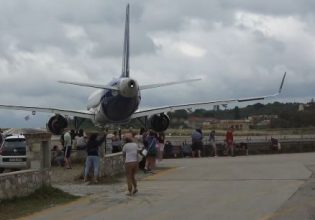 Aεροδρόμιο Σκιάθου: Αεροπλάνο σηκώνει στον αέρα τουρίστες