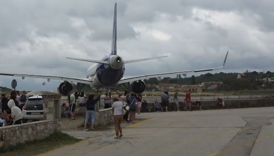 Aεροδρόμιο Σκιάθου: Αεροπλάνο σηκώνει στον αέρα τουρίστες