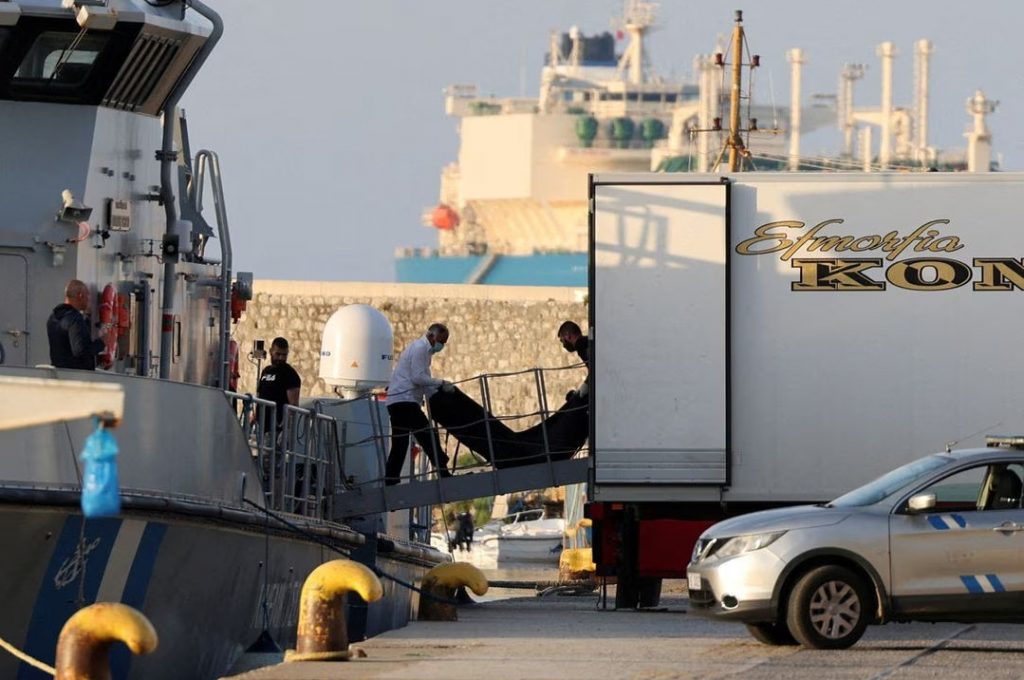 Ναυάγιο στην Πύλο: Νέες μαρτυρίες διασωθέντων ότι το σκάφος βυθίστηκε λόγω της ρυμούλκησης από το Λιμενικό – Ούρλιαζαν «σταματήστε»