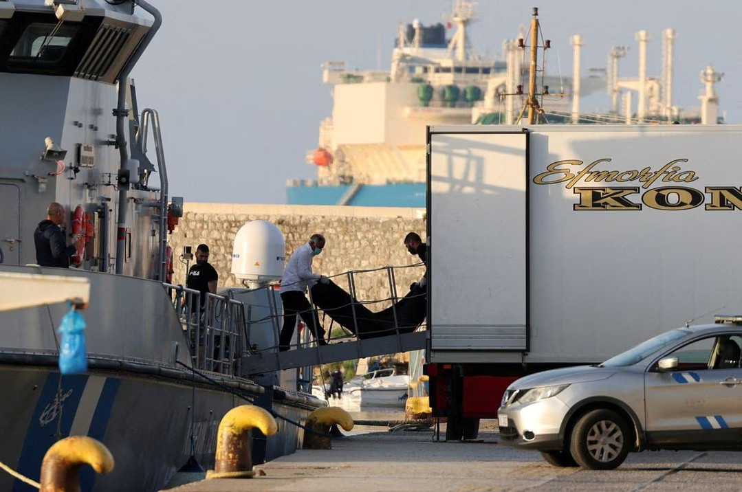 Ναυάγιο στην Πύλο: Νέες μαρτυρίες διασωθέντων ότι το σκάφος βυθίστηκε λόγω της ρυμούλκησης από το Λιμενικό - Ούρλιαζαν «σταματήστε»