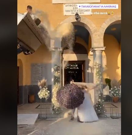 Γάμος στη Λακωνία: Έριχναν ρύζι σε νιόπαντρο ζευγάρι με φτυάρια από εκσκαφέα