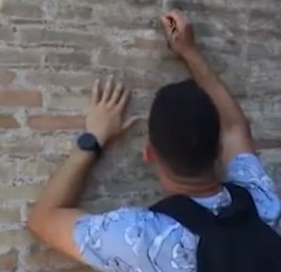 Σάλος στη Ρώμη: Τουρίστας χάραξε με κλειδιά ονόματα σε τοίχο στο Κολοσσαίο