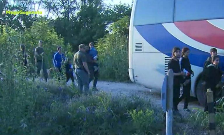 Μετανάστες στον Έβρο: Ολοκληρώθηκε η επιχείρηση, επιβιβάστηκαν σε τουριστικά λεωφορεία – Ανάμεσά τους πολλές γυναίκες και παιδιά