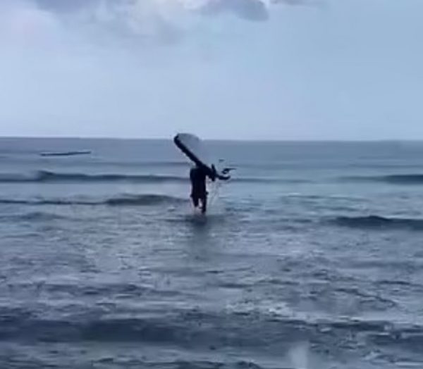 Βίντεο ντοκουμέντο – Ο 26χρονος Βρετανός λίγο πριν τον χτυπήσει ο κεραυνός στη Ρόδο