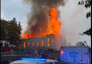 Στις φλόγες εκκλησία 280 ετών στις ΗΠΑ – Μετά από χτύπημα κεραυνού