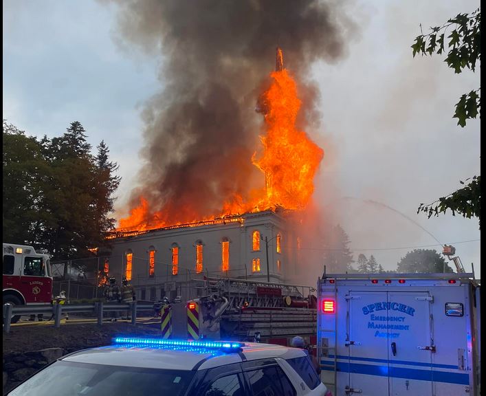 Στις φλόγες εκκλησία 280 ετών στις ΗΠΑ - Μετά από χτύπημα κεραυνού