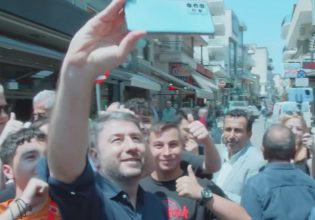 Νίκος Ανδρουλάκης: Πράσινα καπνογόνα και selfies με νέους στην Κατερίνη