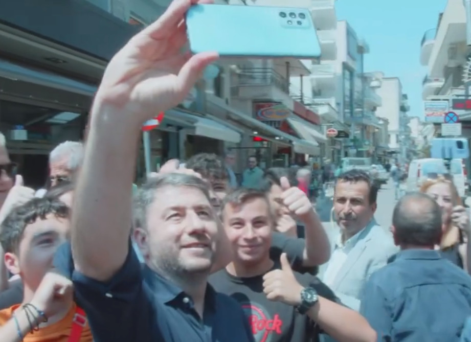 Νίκος Ανδρουλάκης: Πράσινα καπνογόνα και selfies με νέους στην Κατερίνη