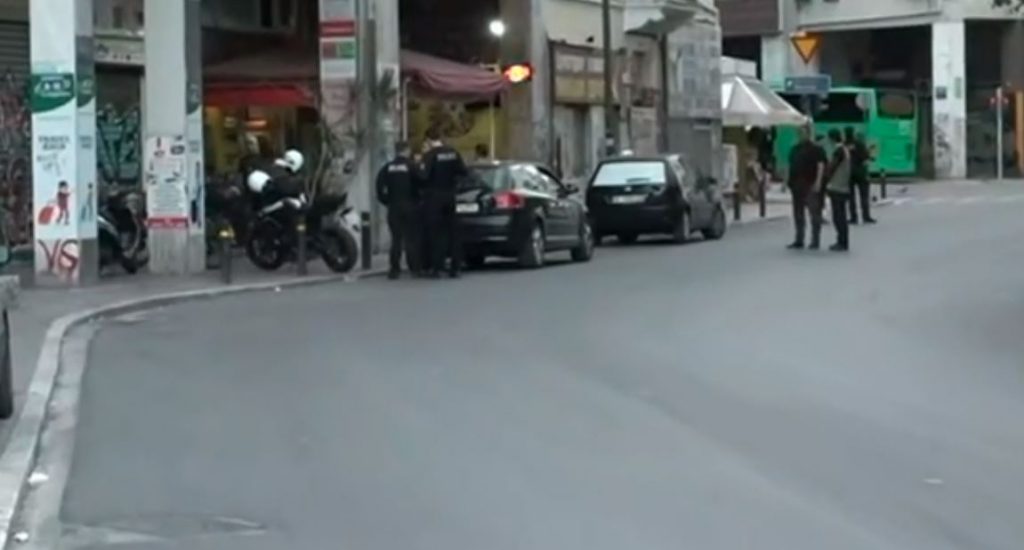 Βίντεο ντοκουμέντο – Η στιγμή της δολοφονίας του 61χρονου στην πλατεία Βάθη (Σκληρές εικόνες) 