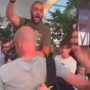 Europa League: Οπαδοί της Ρόμα προπηλακίζουν τον διαιτητή Άντονι Τέιλορ στο αεροδρόμιο – Νέο βίντεο