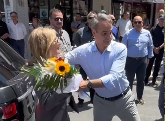 Κυριάκος Μητσοτάκης: Ο Φαίδων, το μαντίλι, ο γλάρος και μια ακόμα ανθοδέσμη… στο κεφάλι του προέδρου της ΝΔ