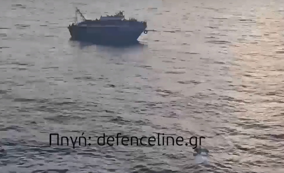 Ναυάγιο στην Πύλο: Βίντεο - ντοκουμέντο με εμπορικό πλοίο να προμηθεύει με τρόφιμα και νερό το αλιευτικό