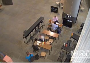 Η στιγμή που κλέφτης αρπάζει ταχυδακτυλουργικά τσάντα σε εστιατόριο στο Λονδίνο