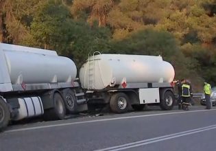 Σφοδρή σύγκρουση νταλίκας με ΙΧ στη Μάνδρα – Δύο τραυματίες