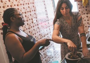 Στην κουζίνα με τους… πρόσφυγες