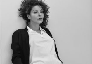 ΄Ελλη Παπακωνσταντίνου: «Διαβάζω τον Διόνυσο ως μια queer θεότητα σε διαρκή ροή που δραπετεύει κάθε σχήματος»