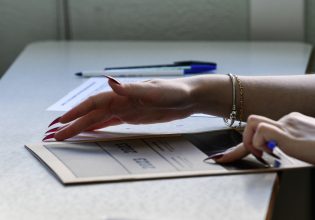 Πανελλαδικές 2023: Ο σεφ που διάβαζε στις κουζίνες και η 61χρονη που κυνήγησε ένα όνειρο ζωής