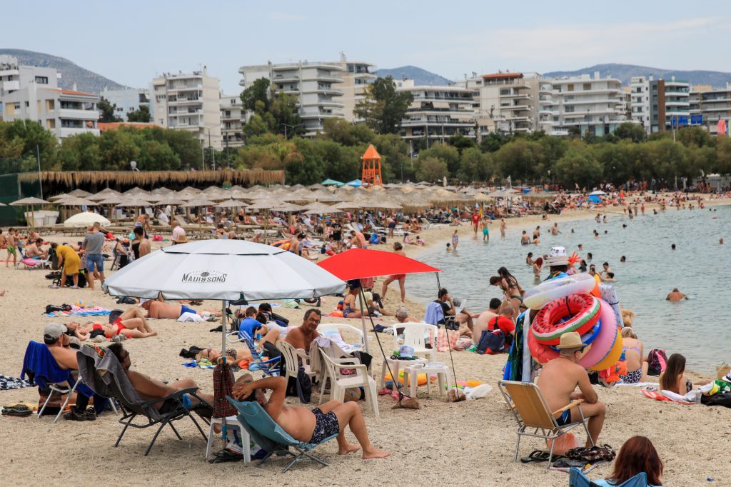 Μαζική εξόρμηση στις παραλίες της Αττικής – Πώς θα εξελιχθεί ο καιρός