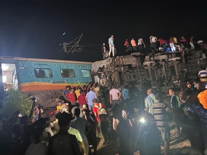 Ινδία: Επιβατική αμαξοστοιχία συγκρούστηκε με εμπορευματική - Τουλάχιστον 50 νεκροί και 300 τραυματίες