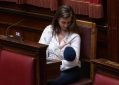 Ιταλία: Βουλεύτρια θήλασε το μωρό της στο κοινοβούλιο – Πρώτη φορά μετά τη νομιμοποίησή του