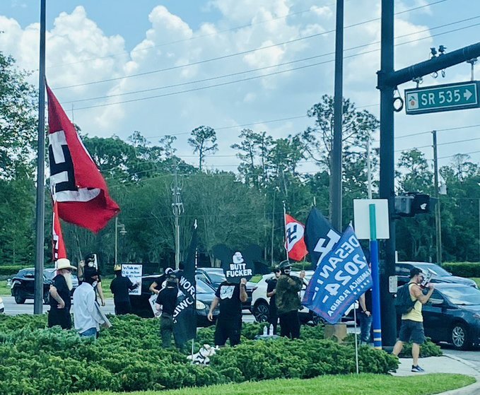 Disney World: Νεοναζί με σημαίες με σβάστικες έξω από το θεματικό πάρκο στη Φλόριντα