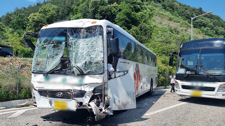 Καραμπόλα με 3 σχολικά λεωφορεία στη Νότια Κορέα – Τουλάχιστον 80 τραυματίες