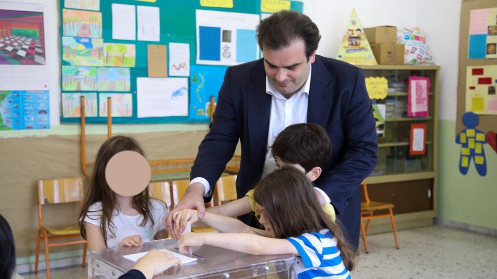 Εκλογές: Ο Κυριάκος Πιερρακάκης ψήφισε με τα τρία παιδιά του – Έριξαν μαζί τον φάκελο στην κάλπη