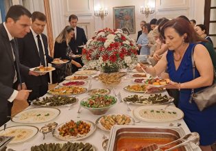 Η σύζυγος του τούρκου πρέσβη μπαίνει στην κουζίνα για να φέρει το Χάται στην Αθήνα