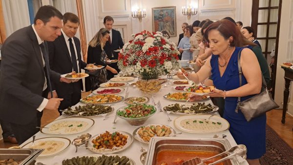 Η σύζυγος του τούρκου πρέσβη μπαίνει στην κουζίνα για να φέρει το Χάται στην Αθήνα
