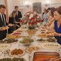 Η σύζυγος του τούρκου πρέσβη μπαίνει στην κουζίνα για να φέρει το Χάται στην Αθήνα