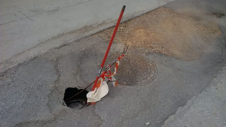 Φούρεσι: Ανοίγουν τρύπες στο οδόστρωμα – Κίνδυνος υποχώρησης