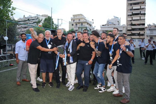 Ο Δήμαρχος Πειραιά Γιάννης Μώραλης στη φιέστα του Ατρομήτου Πειραιώς για την άνοδό του στη Γ’ Εθνική