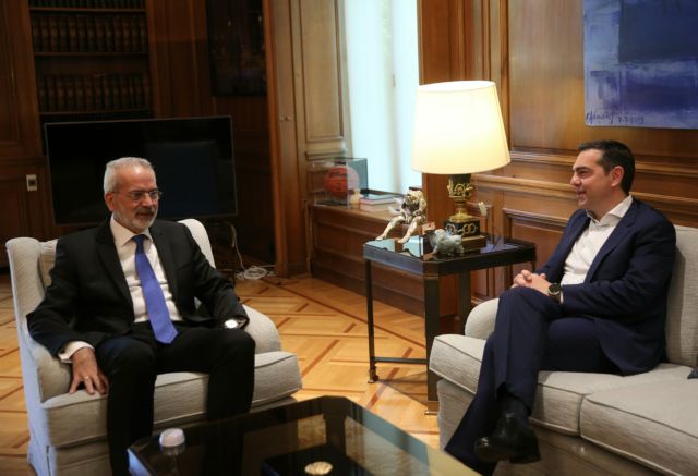 Σε εξέλιξη συνάντηση Τσίπρα με Σαρμά - Στο Μαξίμου ο πρόεδρος του ΣΥΡΙΖΑ