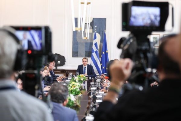 Σπεύδει να νομοθετήσει ο Μητσοτάκης – Για «κρυφή ατζέντα» και επικοινωνιακές κινήσεις, τον κατηγορεί η αντιπολίτευση
