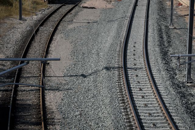 Συνέλαβαν ηλικιωμένη που έκοβε την περίφραξη σε γραμμές του ΟΣΕ στα Τρίκαλα