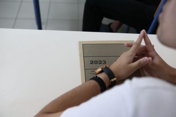 Πανελλαδικές 2023: Υποψήφιοι που αρίστευσαν στις εξετάσεις μοιράζονται τα μυστικά της επιτυχίας τους