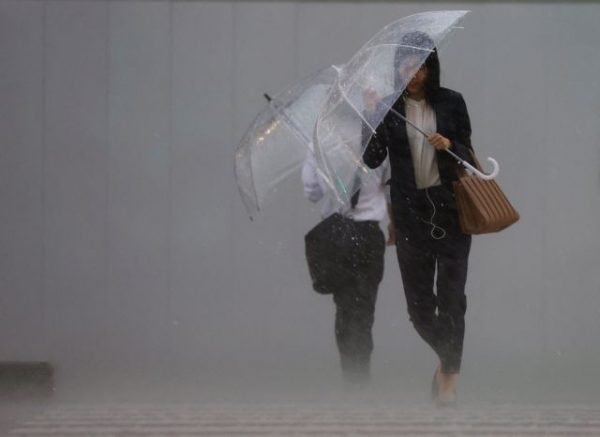 Καταρρακτώδεις βροχές πλήττουν τμήματα της Ιαπωνίας καθώς πλησιάζει τροπική καταιγίδα