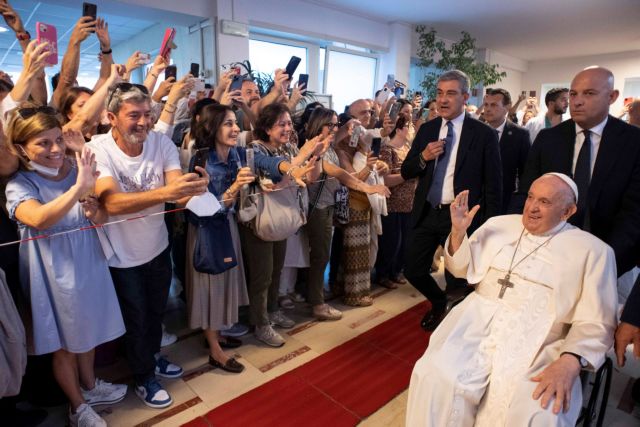 Πάπας Φραγκίσκος: Είμαι ακόμα ζωντανός - Το μήνυμά του για το ναυάγιο