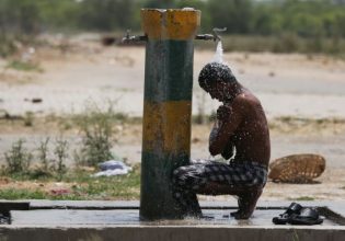 Ακραίος καύσωνας πλήττει το βόρειο τμήμα της Ινδίας – Τουλάχιστον 99 νεκροί