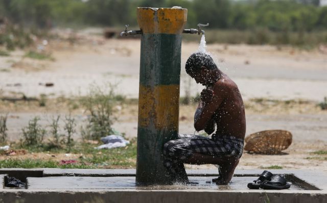 Ακραίος καύσωνας πλήττει το βόρειο τμήμα της Ινδίας - Τουλάχιστον 99 νεκροί